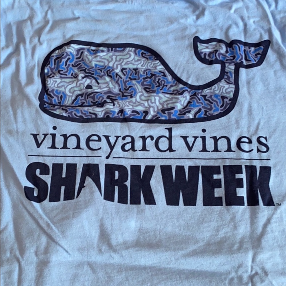 Vineyard vines shark week men’s T-shirt